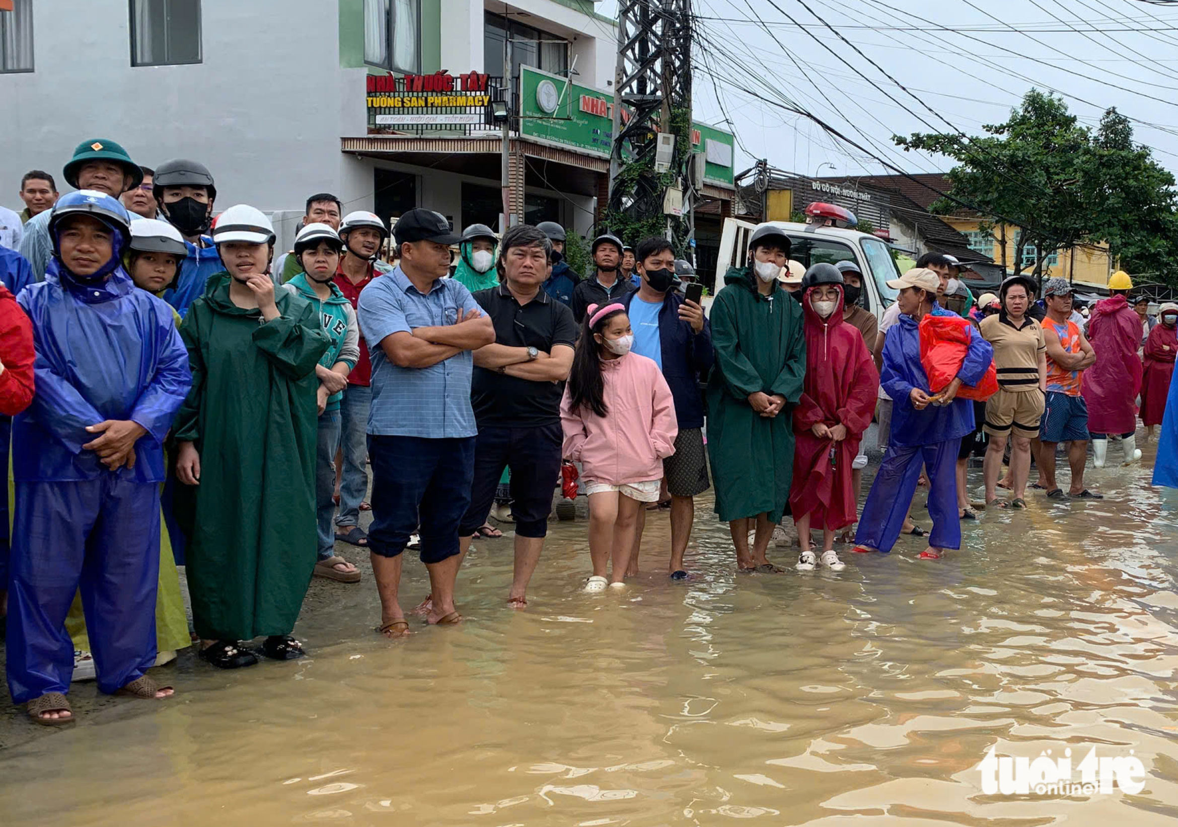 会安居民等待因洪水被困的亲人,第五军区调动军人支援